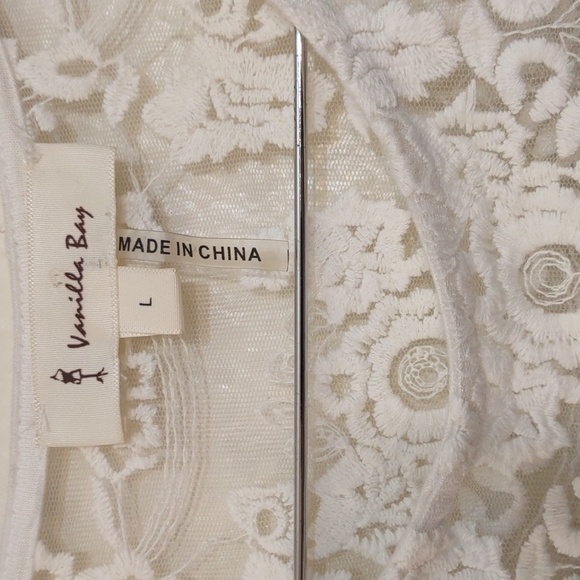 SLIGHTLY USED VANILLA BAY GRAY AND WHITE FLORAL EMBROIDERY SIZE L - Picture 4 of 10
